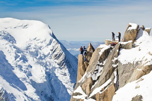 Scalatori alpini che salgono su una roccia — Foto Stock
