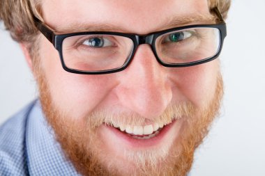 Gözlük ve sakal gülümseyen bir adam portresi