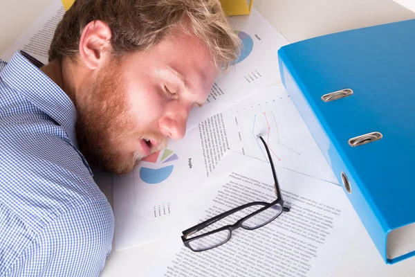 Arbeiter schläft mit dem Kopf auf dem Schreibtisch — Stockfoto