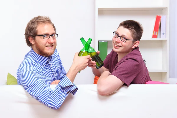 Dos tipos con cerveza en el sofá — Foto de Stock