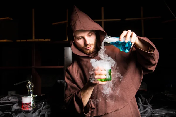 Alchemist im Chemielabor bereitet magische Flüssigkeiten zu — Stockfoto