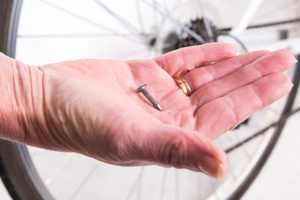 Острый гвоздь в колесо велосипеда — стоковое фото