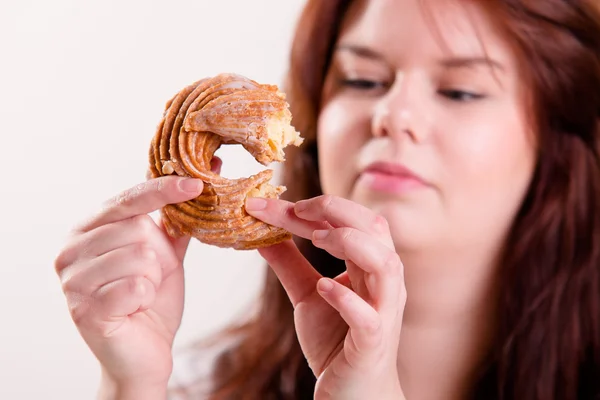 Mulher comendo um donut usando os dedos — Fotografia de Stock