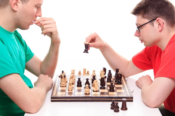 Два человека играют в шахматы — стоковое фото