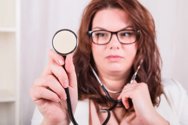 Ung kvinnlig läkare med stetoskop undersöka — Stockfoto