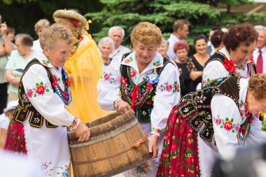 Polonya hasat festivali sırasında geleneksel halk göster