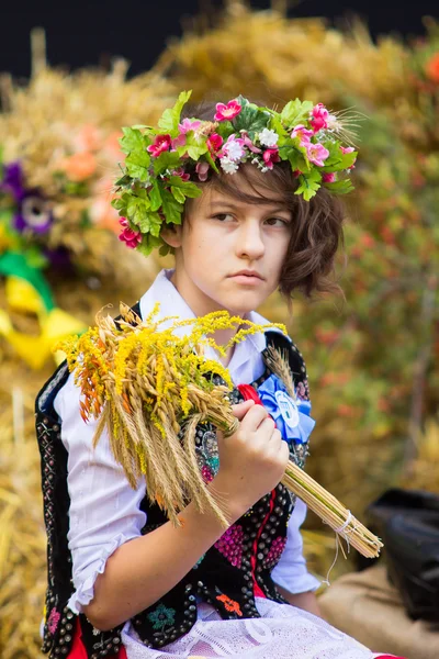 Flicka i traditionell klädsel och krans under skörden festiva — Stockfoto