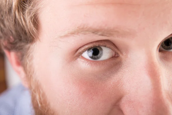 Nahaufnahme eines Männerauges — Stockfoto