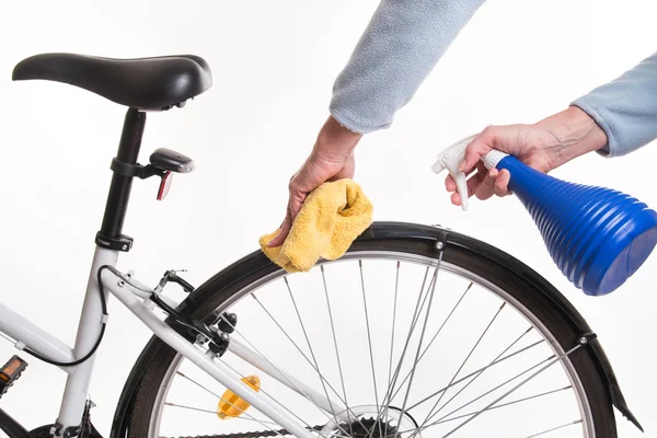 Mãos com um pano e filtro de bicicleta de limpeza de água — Fotografia de Stock