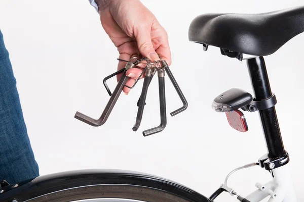 Einstellung und Reparatur des Fahrrads mit dem Inbusschlüssel — Stockfoto
