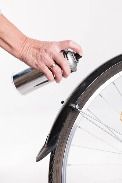 Woman paints the bike fender with spray — Stock Photo, Image