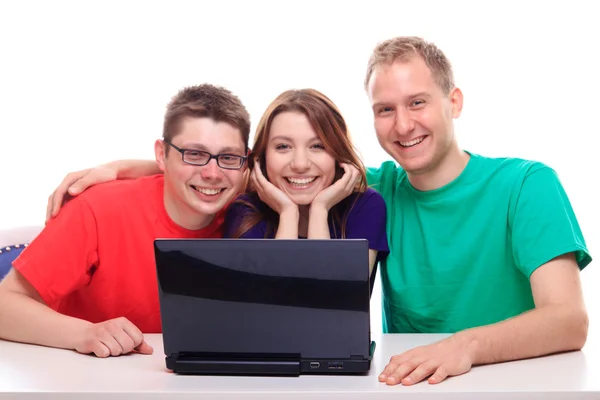 Vrienden zit op laptopcomputer — Stockfoto
