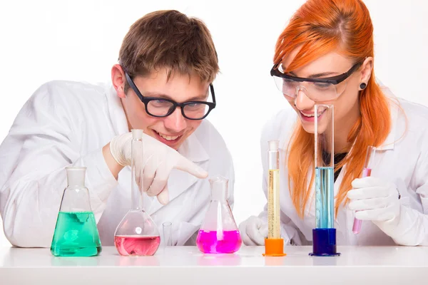 Two chemistry students doing reactions — Stock Photo, Image