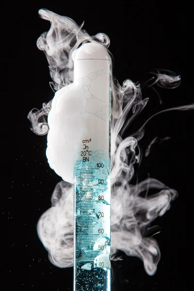 Chemical reaction of blue liquid in raduated cylinder — Stock Photo, Image