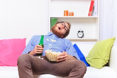 Tv önünde uyuyan adam
