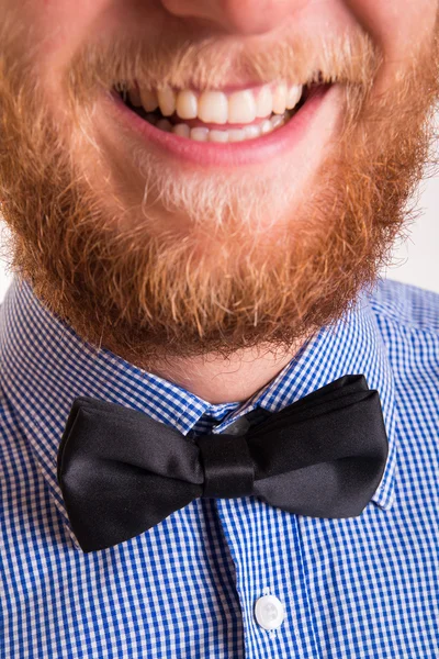 Homme barbu souriant — Photo