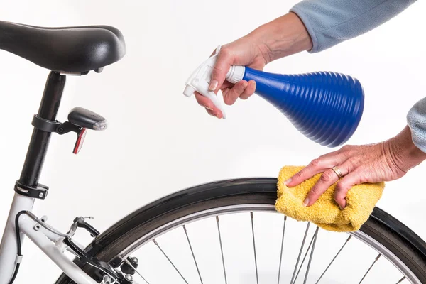 Mãos limpando guarda-lamas de bicicleta — Fotografia de Stock