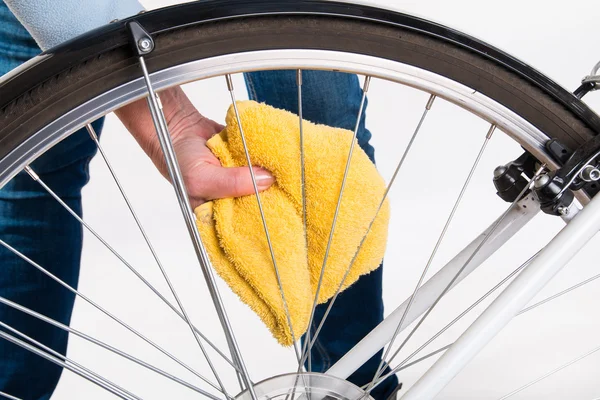 Hand cleaning bicycle spokes — Stock Photo, Image
