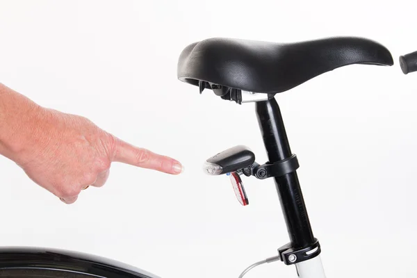 Mão apontando para a luz traseira da bicicleta — Fotografia de Stock