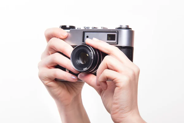 Handen met vintage camera — Stockfoto