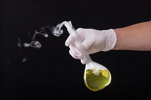 Χημική αντίδραση σε γυάλινη φιάλη — Φωτογραφία Αρχείου