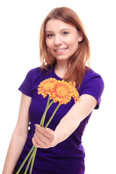 Kadın holding çiçekler — Stok fotoğraf