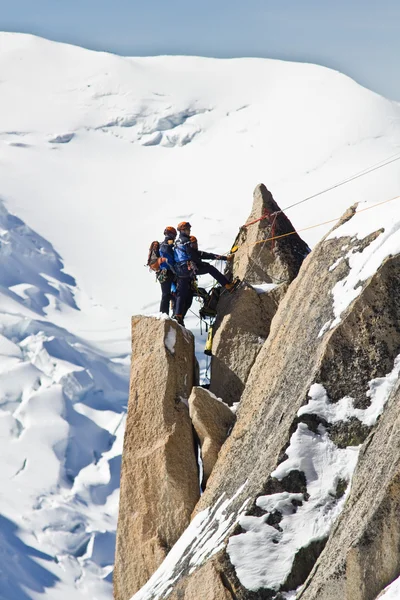 Alpinisten klettern auf einem Felsen im Montblanc-Massiv — Stockfoto