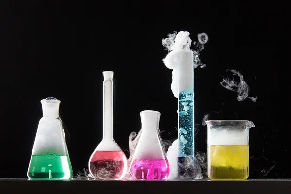 Kémiai szemüveg színes folyadékkal — Stock Fotó