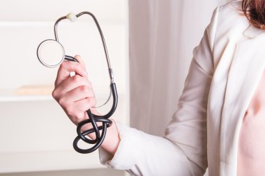 Doktor stetoskop tutan hastanede