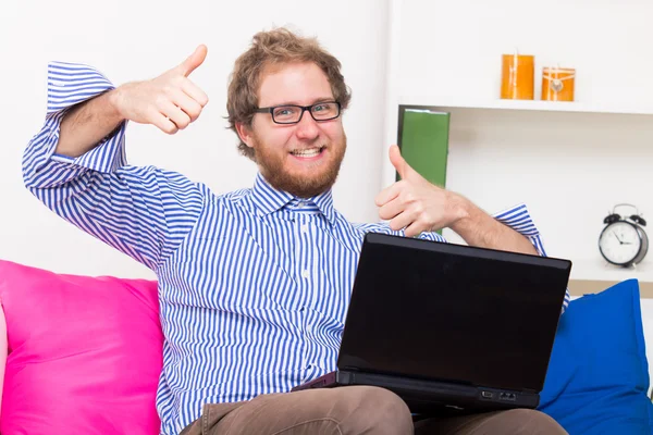 Hombre con el ordenador portátil mostrando signos OK —  Fotos de Stock