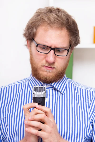 Man probeert te gebruiken voor elektrisch scheerapparaat — Stockfoto