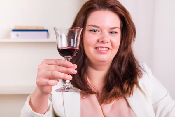 Elegante Frau trinkt Wein — Stockfoto