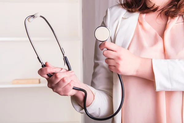 Doctor in hospital holding stethoscope — Stock Photo, Image