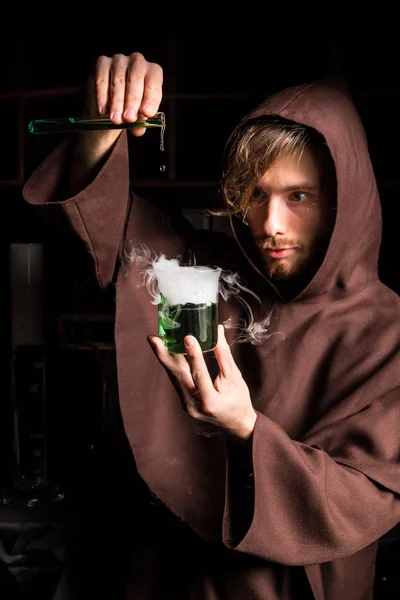化学実験室の錬金術師魔法の液体を準備します。 — ストック写真