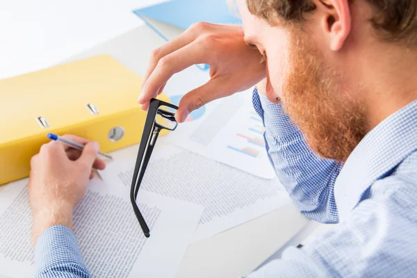 Müdigkeit bei der Arbeit im Büro — Stockfoto