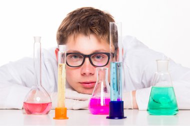 kimyasal reaksiyonlar yapıyor bilim adamı