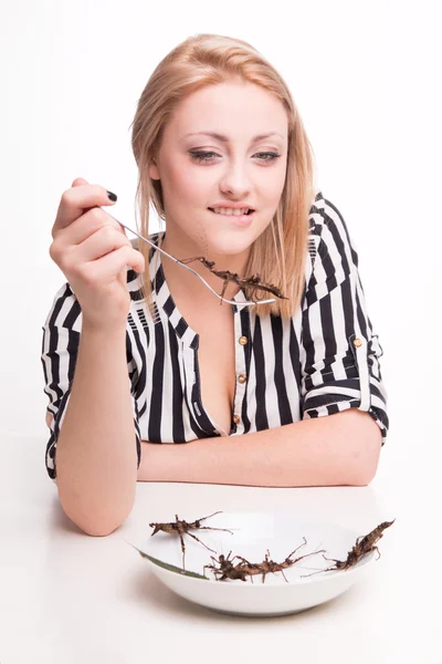 Vrouw eten insecten in restaurant — Stockfoto