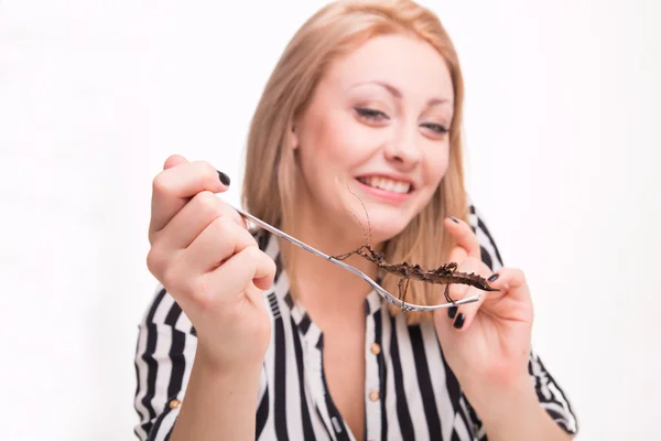 Äcklad kvinna äta stora insekter — Stockfoto