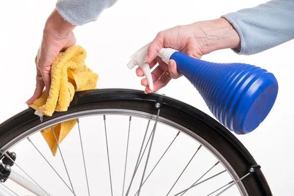 Mãos com um pano e filtro de bicicleta de limpeza de água — Fotografia de Stock