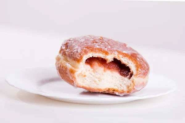 Bitten donut med sylt — Stockfoto