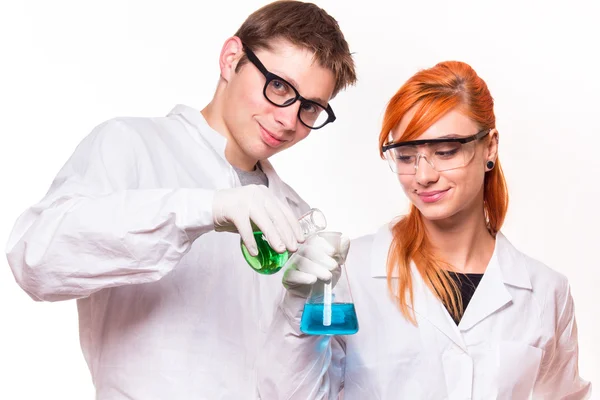Dois químicos com tubos em laboratório — Fotografia de Stock