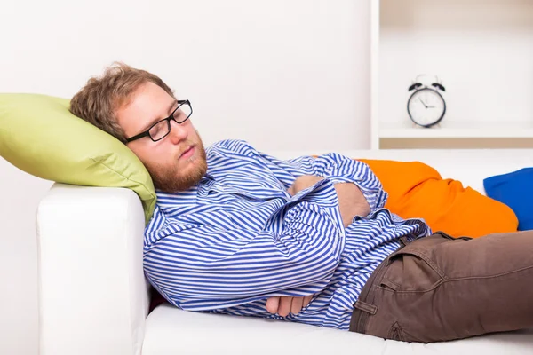 Junger Mann schläft auf Couch — Stockfoto