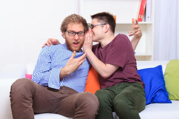 Dois homens fofocando no sofá — Fotografia de Stock