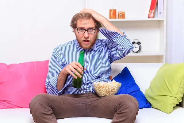 Uomo depresso con birra e popcorn — Foto Stock