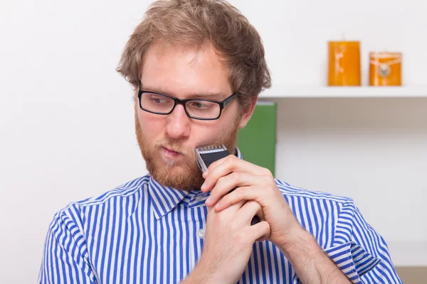 Man använda en rakapparat — Stockfoto