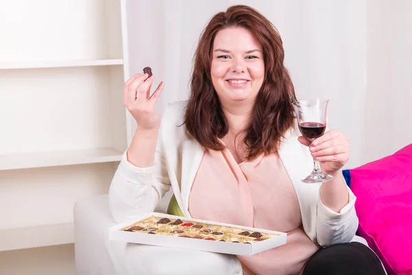 Mulher gorda com doces e vinho — Fotografia de Stock