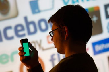 Sosyal medya uygulamaları smartphone kullanan adam