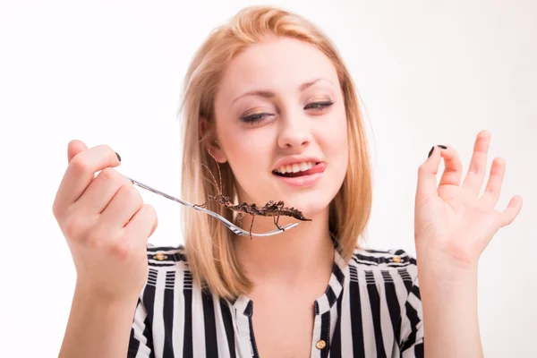 Žena jíst hmyz s vidličkou — Stock fotografie