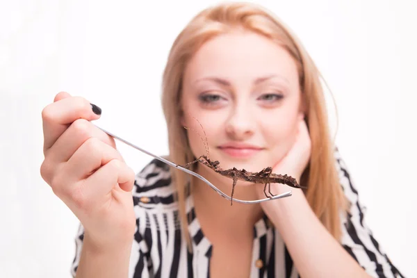 Kobieta jedzenie owadów z widelcem — Zdjęcie stockowe