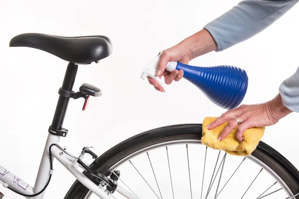 Mãos limpando guarda-lamas de bicicleta — Fotografia de Stock